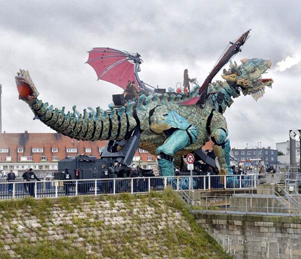 Un dragón mecánico recorre las calles de Calais escupiendo humo y fuego