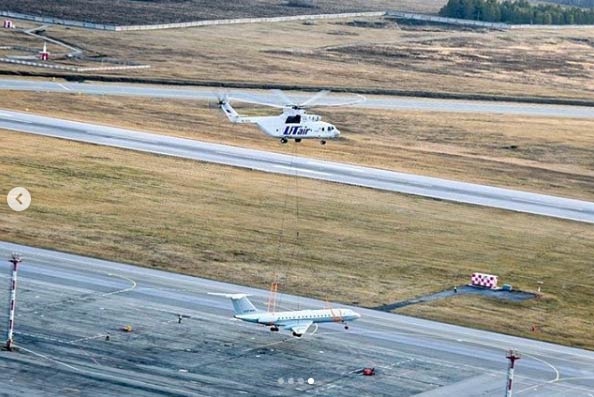 Sí, es un helicóptero transportando un avión de pasajeros