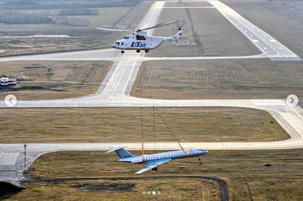 Sí, es un helicóptero transportando un avión de pasajeros