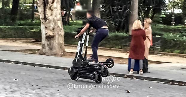 La Policía Local de Sevilla denuncia a un hombre por conducir sobre seis patinetes eléctricos