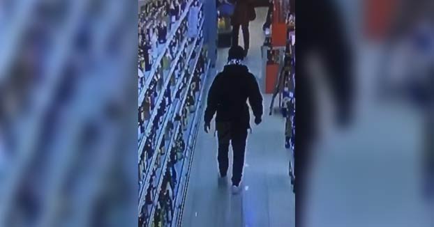 Entra en un supermercado y se va directo al pasillo de las botellas de alcohol y hace lo siguiente...