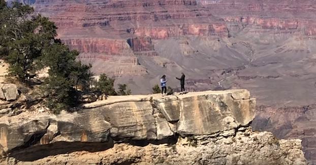 Una joven casi cae al precipicio mientras intentaba fotografiar a su madre en el Gran Cañón