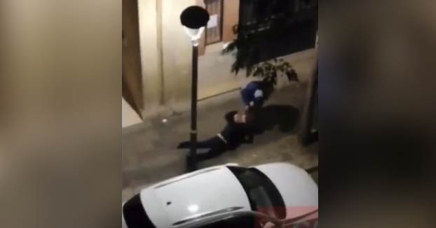 Un ladrón arrastra a una mujer para robarle el bolso en Tarragona pero esta se resiste y no lo suelta