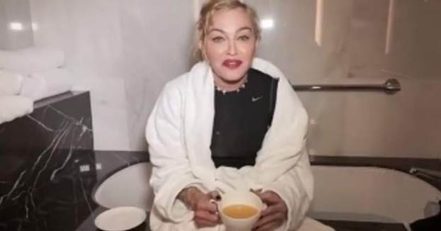 Madonna se bebe su propia orina como rutina de belleza. Ha publicado el siguiente vídeo haciéndolo