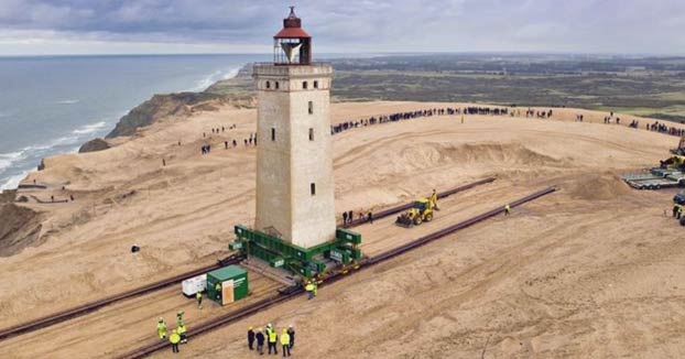 Mueven el faro de Rubjerg Knude, de 120 años y de más de 720 toneladas, para evitar que sea tragado por el mar