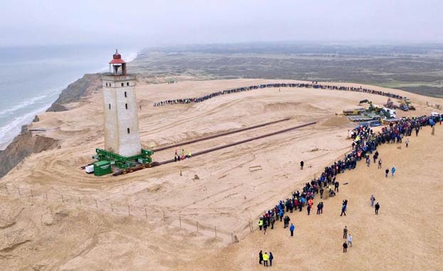 Mueven el faro de Rubjerg Knude, de 120 años y de más de 720 toneladas, para evitar que sea tragado por el mar