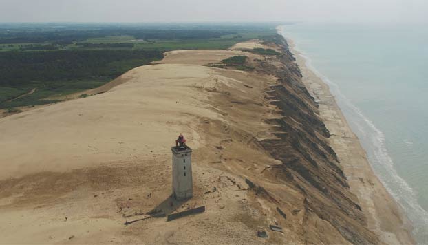 Mueven el faro de Rubjerg Knude, de 120 años y de más de 720 toneladas, para evitar que sea tragado por el mar