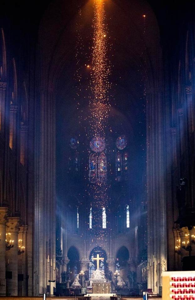 El momento justo antes de que el techo de Notre Dame se derrumbara