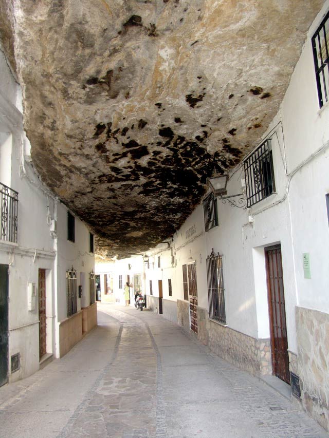 Vivir bajo una gigantesca roca: casas y pueblos 'aplastados' por toneladas de piedra