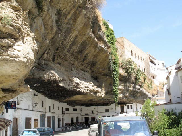 Vivir bajo una gigantesca roca: casas y pueblos 'aplastados' por toneladas de piedra