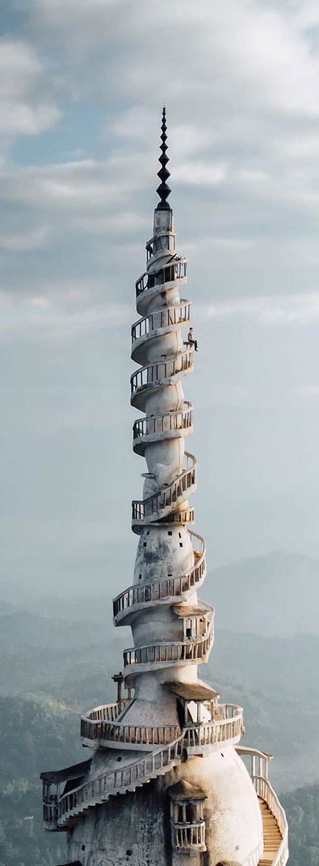 Subiendo a la torre Ambuluwawa, en Sri Lanka