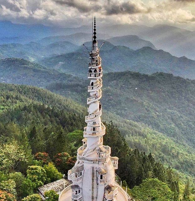 Subiendo a la torre Ambuluwawa, en Sri Lanka