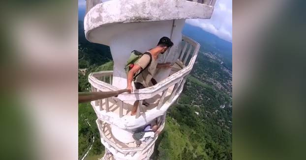 Subiendo a la torre Ambuluwawa, en Sri Lanka