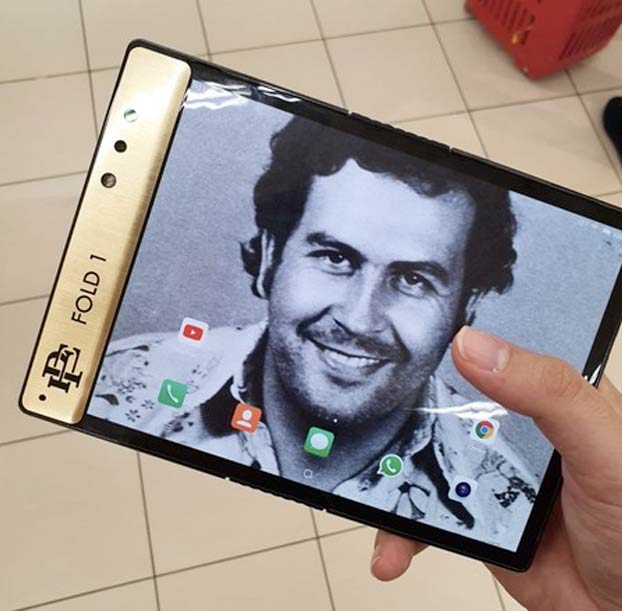 'Escobar Fold 1', el smartphone plegable con el que el hermano de Pablo Escobar (sí, el narcotraficante) quiere ''acabar'' con Apple