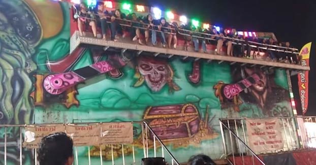 La barra de seguridad de esta atracción de feria se abre y varios niños salen despedidos por los aires