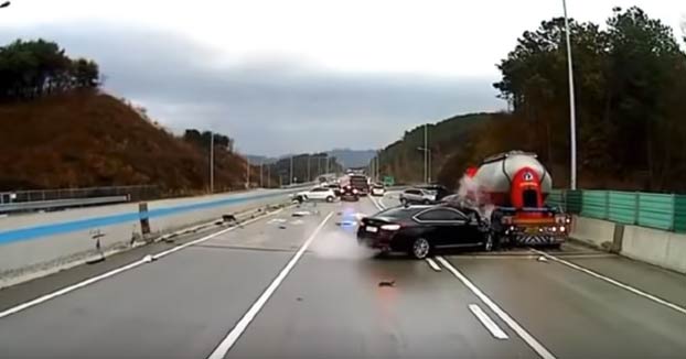 Accidente múltiple en una carretera de Seúl. Un hombre se pone en mitad de la autovía a avisar a los que vienen y se salva de ser atropellado en varias ocasiones