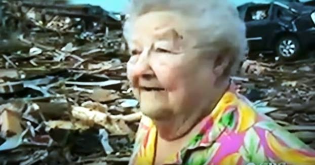 Esta anciana encuentra vivo a su perro tras un tornado mientras que la estaban entrevistando en directo