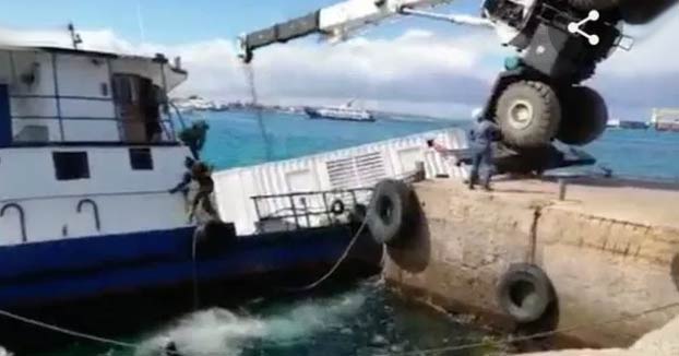 Momento exacto del hundimiento de un barco con 2.200 litros de diesel en las islas Galápagos