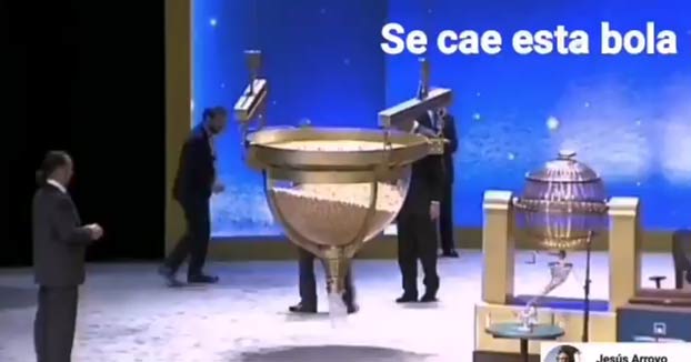 Nuevo vídeo en el que se ve como una bola del sorteo de Navidad cae al suelo y le dan otra al operario