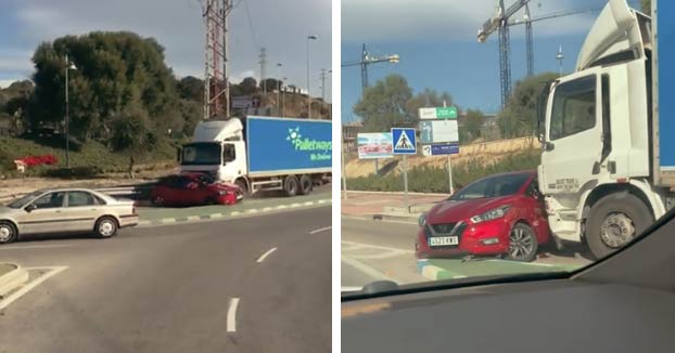 Un camionero embiste a un coche en Málaga, lo arrastra 500 metros y ni se da cuenta