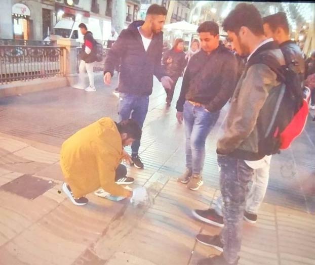 Cuatro jóvenes echan cemento sobre el memorial del atentado de Barcelona