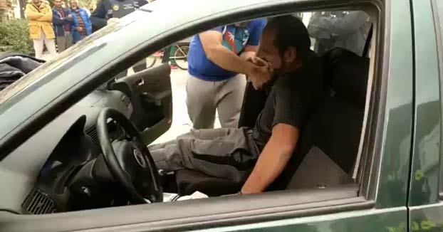 Surrealista intervención en Valencia: Un hombre destroza su propio coche después de ser multado por la Policía Local