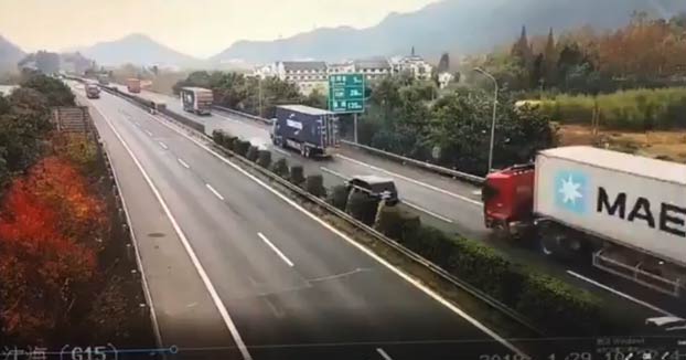 Un conductor se libra de ser aplastado por un contenedor que cae de un camión en plena autopista