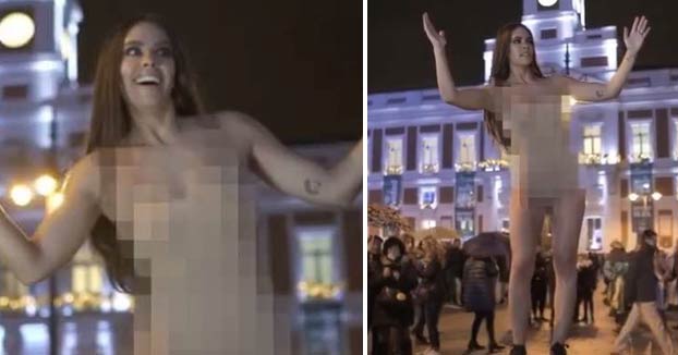 Cristina Pedroche se desnuda en la Puerta del Sol antes de dar las Campanadas