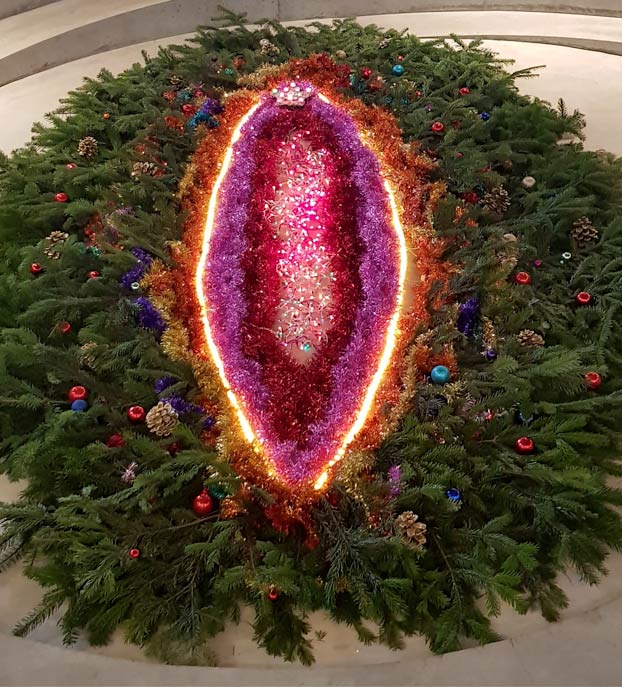 Feministas francesas crean un árbol de Navidad con forma de vagina