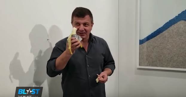 Un hombre se come un plátano que era una obra de arte y se había vendido por 120.000 dólares
