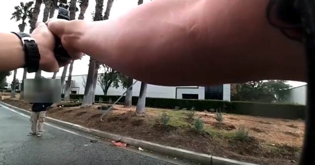 Un hombre quiere quitarse la vida e intenta que un policía le dispare manteniendo su mano en el bolsillo