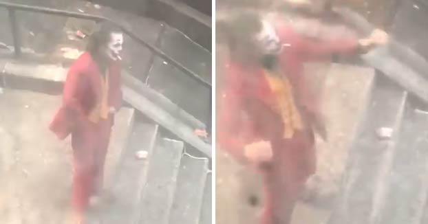 La escena del Joker bailando en las escaleras grabada por un vecino desde su casa