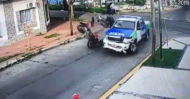 Tres ladrones cometen un robo y uno de ellos muere cuando escapaban en moto