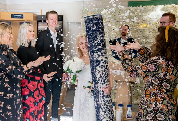 Una madre soltera de 26 años se casa con una alfombra
