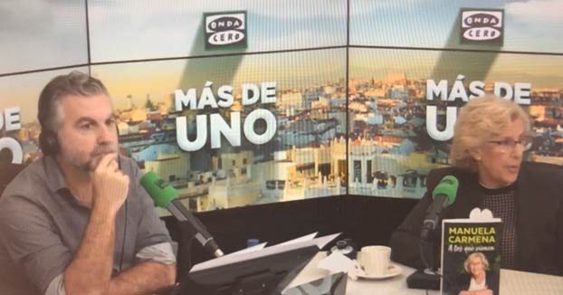 Alguien se tira un pedo en el programa de Carlos Alsina mientras entrevistan a Manuela Carmena. Ojo a la reacción del presentador