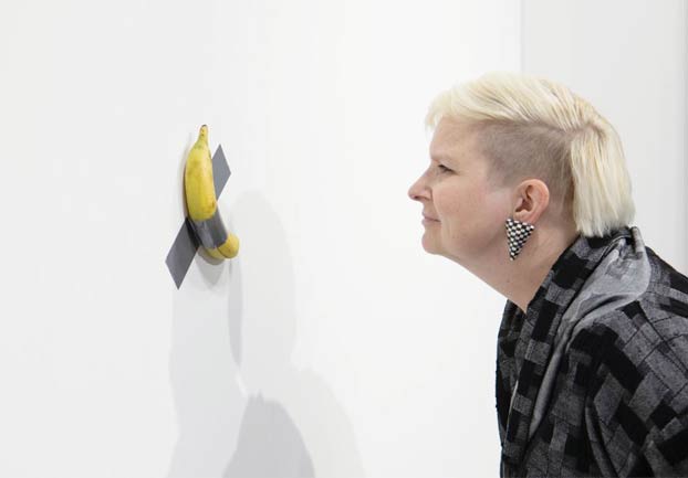 Venden por 120.000 dólares un plátano pegado a una pared en una feria de arte de Miami