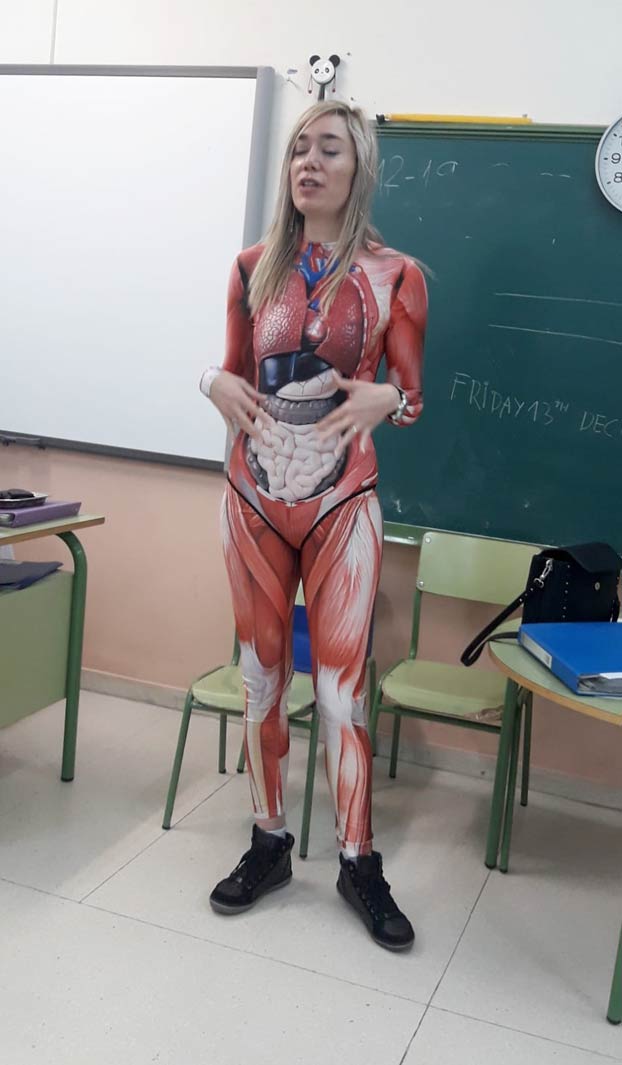 Una profesora de Valladolid enseña a sus alumnos cómo somos por dentro con un disfraz anatómico