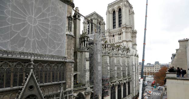 Las cámaras de televisión entran al interior de Notre-Dame para ver cómo van las labores de restauración