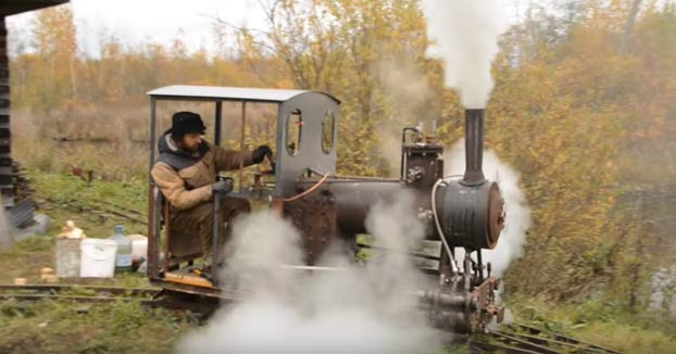 Un ruso construye una locomotora a vapor y una vía de ferrocarril de 300 metros en su jardín