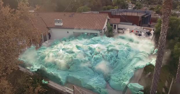 Unos youtubers hacen el volcán de espuma más grande del mundo en el patio trasero de una casa