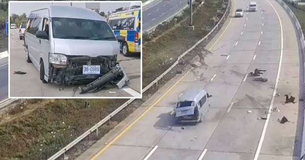 Momento en que una furgoneta choca y sus pasajeros salen despedidos en una autopista de Tailandia. Era turistas británicos y acababan de llegar al país