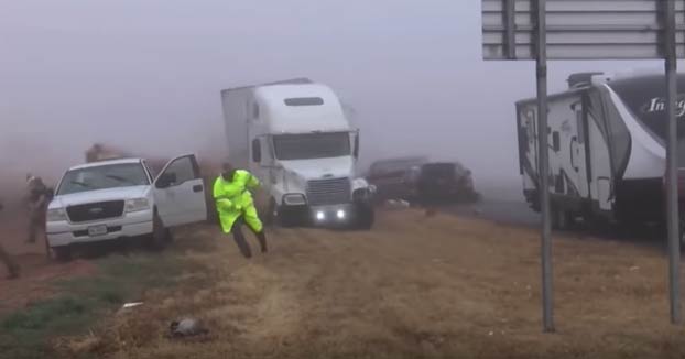 Un fotógrafo y varios agentes consiguen esquivar a un camión fuera de control en Texas
