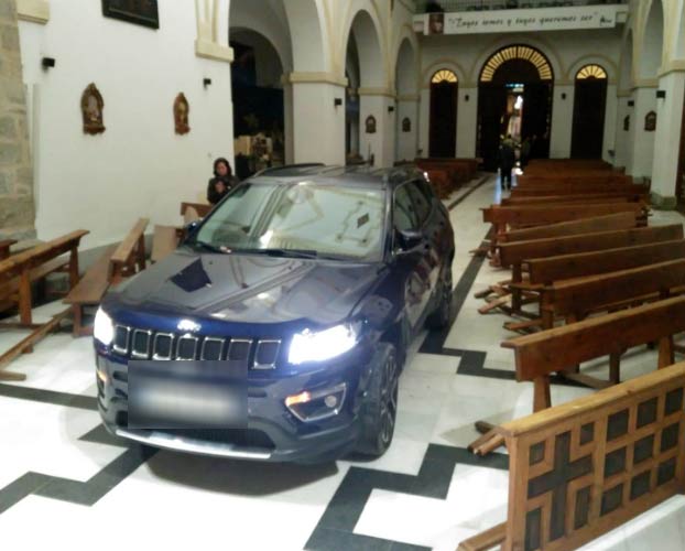 Un joven que decía estar 'endemoniado' empotra su coche contra una iglesia de Toledo y llega hasta el altar