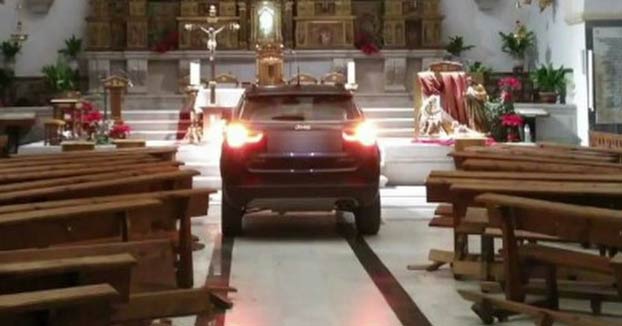 Un joven que decía estar 'endemoniado' empotra su coche contra una iglesia de Toledo y llega hasta el altar