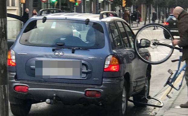 Arrolla 30 metros una bici con su coche tras una discusión en el centro de Gijón