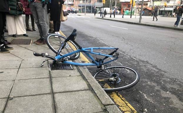 Arrolla 30 metros una bici con su coche tras una discusión en el centro de Gijón