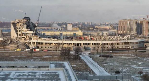 Vídeo: Un trabajador muere al colapsar un estadio en San Petersburgo mientras cortaba un tirante del techo