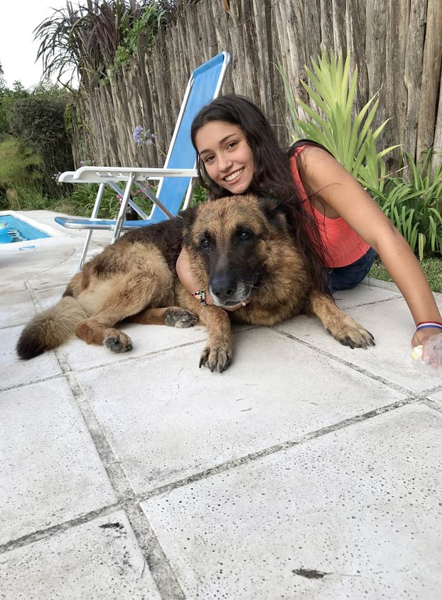 Esta chica se estaba haciendo una sesión de fotos con un perro y terminó mal: Recibió más de 20 puntos en la cara