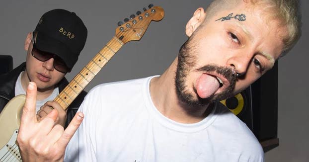 El cantante catalán Kinder Malo se hace el tatuaje en la frente más reivindicativo