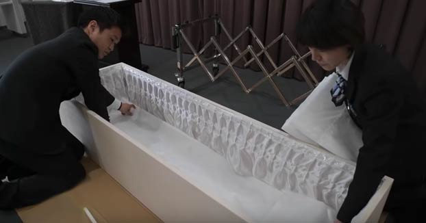 Una empresa vende kits funerarios para encargarse del propio entierro en Japón